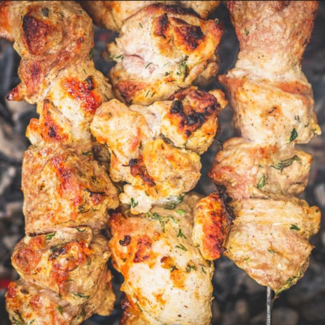 Brochettes de poulet et légumes